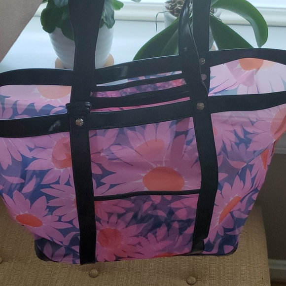 Vera Bradley Handbags - Vera Bradley navy & pink daisy Beach tote.